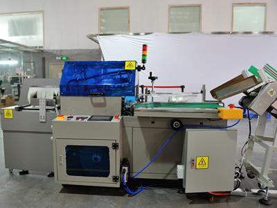 Máquina de embalagem para contração térmica
